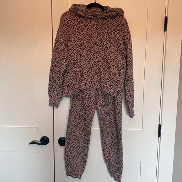 Abercrombie & Fitch Pink Cheetah Sweatsuit (Size S+M) - Picture 2 of 9